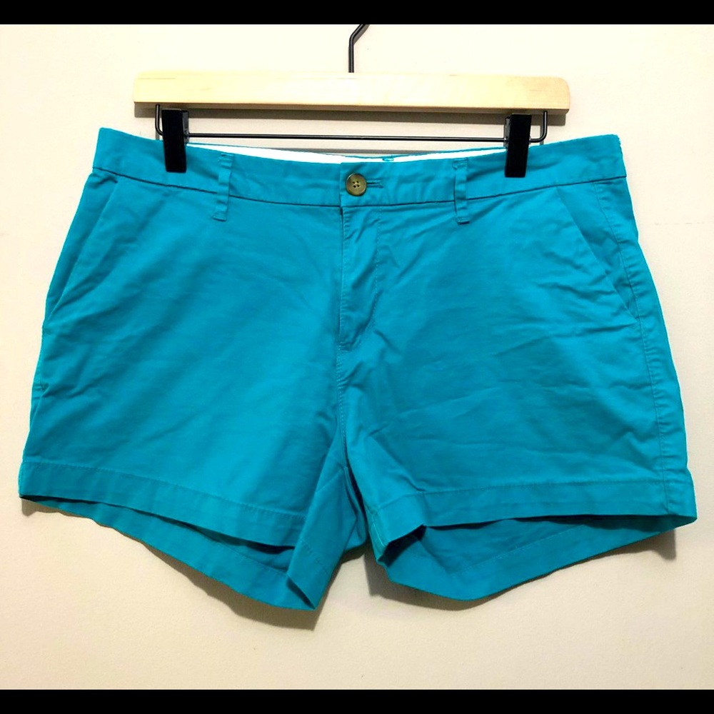 Solid pattern blue shorts